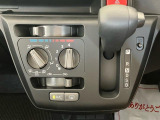 インパネにシフトレバーがございます^^空間を広く使うことができ、ハンドルにも近いため操作性にも優れています☆
