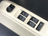【電動格納ミラー】サイドミラーは電動格納式となっており、狭い駐車場でもキズがつくリスクを抑えられます。