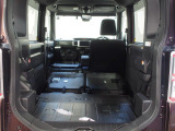 助手席と後席を折りたたんだフルラゲージモード。荷室は防汚素材で汚れてしまっても拭き取りができます。