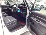 操作性とデザイン性を兼ね備えた運転席となっております。