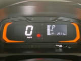 文字が大きく、とっても見やすいメーターです☆ディスプレイがグリーンに光ると、燃費の良い運転をしている証拠です(*^_^*)