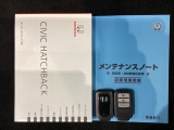 スマートキーは鍵をバッグに入れたままでもドアロックの開閉やエンジンのON・OFFができます。夜間や雨の日も鍵を探さなくて良いので便利です。