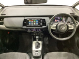 車内は光触媒抗菌消臭施工済です。インパネ周りはスタイリッシュなデザインで機能や装備も充実しています。グローブボックスやカップホルダーのほかにトレーなどたくさんの収納スペースが付いています。