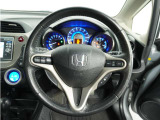 良好な視界とスムーズな乗り降りを実現した運転席は最適なアイポイントで視界良好です。体格に合わせてシートの位置をきめ細かく調節できるので、いつでも快適な運転姿勢をキープ。操作も軽くラクラクです!