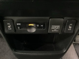 前席の左右別々のシートヒータースイッチが付いています。HiとLoの2段階で温度設定ができます。 スイッチの間にはアクセサリーソケットとETCがついており、高速道路の料金所の通過も楽々です!