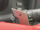 【パドルシフト】ハンドルから手を離さずに素早くシフトアップ&ダウンができるので、エンジンブレーキを使う下り坂や高速道路の合流で加速したい場面で役立ちます。