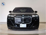 【キドニーグリル】BMWは約90年もの間、ほぼ全ての車両にひと目でBMWだと分かるこの特徴的なフロントグリルが備えられ、デザイン・アイコンとして親しまれてきました。