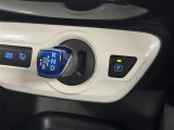 【シフトレバー】近年のハイブリッド車特有のスマートなシフトレバー。身近に触れるポイントですが、先進的で近未来のような印象を受けますね。
