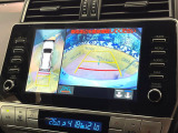 【マルチテレインモニター】車のフロントやサイドのカメラ画像を同時にモニター表示することで、悪路や狭い道を走行時でも周囲の状況確認ができ安心!本格SUVにうれしい装備です♪