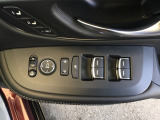 電動格納式リモコンドアミラーと、パワーウィンドウマスタースイッチ等は運転席ドアにあります。