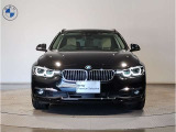 【BMWの伝統-1】BMWの特徴的な“キドニーグリル”は、80年以上続く伝統の形でございます。変わらないこだわりのデザインが、プレミアムブランド“BMW”を創り出します。