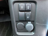 運転席はシートヒーターが、USB方式ので充電作業も簡単に行えます。