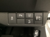 ハンドルの右側にはヘットライトリベライザーとHondaセンシング用のメインスイッチなどがついています。ヘッドライトリベライザーは道路状況や積荷の加重に応じてライトの高さを調節できます。