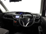 ダッシュボードを低くしてワイドな視界を確保、運転に集中できる空間を作っています。