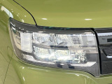 【LEDヘッドライト】悪天候や夜間走行時も良好な視界を確保し安心して運転できる高輝度LEDヘッドライトを装備!点灯速度が早く、消費電力も抑えられています。