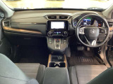 車内はチタニア抗菌防臭施工済です。黒+グレー系の内装色がスポーティなインパネ周りを演出します。グローブボックスやカップホルダーのほかにトレーなどたくさんの収納スペースが付いています。