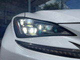【LEDヘッドライト】悪天候や夜間走行時も良好な視界を確保し安心して運転できる高輝度LEDヘッドライトを装備!点灯速度が早く、消費電力も抑えられています。