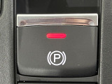 【電動パーキングブレーキ】パーキングブレーキは便利な電動式!ボタン一つで操作でき、アクセルを踏めば自動で解除されます♪レバーやペダルが無いので運転席廻りもすっきりしますね♪