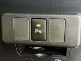 家族でクルマを運転する場合、擦ったりしないか心配ですね。コーナーセンサーも付いてますので、障害物が近づいたら、音で知らせてくれます。