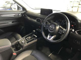 視線移動が少なくドライビングに専念できるコックピット。運転中に必要な「走行情報」とそれ以外の「便利・快適情報」を明確に分けてあるので情報を得る時に迷いを少なくしています。