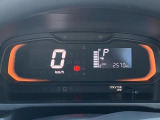 文字が大きく、とっても見やすいメーターです☆ディスプレイがグリーンに光ると、燃費の良い運転をしている証拠です(*^_^*)