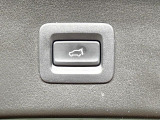 【パワーバックドア】スマートキーや運転席のボタンを押すだけでリアゲートが自動で開閉します!荷物を持っている時や、高い位置にあるバックドアを閉める際に便利な機能です♪