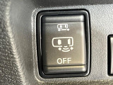 【ハンズフリー機能付き両側パワースライドドア】スライドドアの下に足先を入れてすぐ引くと、自動的にスライドドアが開閉します!荷物で両手がふさがった状態でも、ドアの開閉ができてとっても便利!