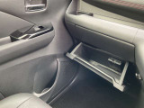 グローブBOX下段でも車検証ケース入ります
