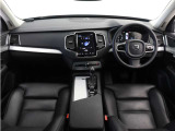 【日本に、北欧の贅沢を。プレミアム7シーターSUV】 くつろぎながら、思考を巡らせながら、目的地へと向かう。XC90の室内はそんな風に落ち着ける場所です。それはまるでファーストクラスの居心地のよさ。