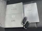 取扱説明書・メンテナンスノートです。スマートキーも2つ揃っております!