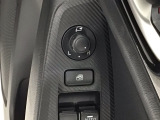 狭い駐車場で便利な電動格納ドアミラーが付いています。