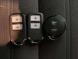 スマートキーを装備しています。鍵を差し込むことなくドアロックの開け閉めと、スタートボタン操作でのエンジンスタートができます。純正リモコンエンジンスターター用の操作キーもついています。