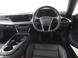 Audiのインテリアはエクステリア同様、優れたデザイン性とクオリティ、そして機能性を兼ね備えております。