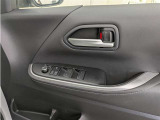 運転席パワーウインドウマスタースイッチです。車内の換気も運転席から簡単に行えます。ロック機能もついているので子供がイタズラして窓を開けるという事も防止できますよ。