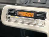 【オートエアコン】一度お好みの温度に設定すれば、車内の温度を検知し風量や温度を自動で調整。暑い…寒い…と何度もスイッチ操作をする必要はありません。快適な車内空間には必須の機能ですね♪