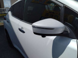ドアミラ-にウィンカ-ランプ付きで車外からの視認性に優れています♪