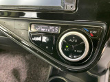 【オートエアコン】一度お好みの温度に設定すれば、車内の温度を検知し風量や温度を自動で調整。暑い…寒い…と何度もスイッチ操作をする必要はありません。快適な車内空間には必須の機能ですね♪