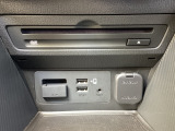 お持ちのUSBケーブルを挿入させれば、スマートフォンなどと接続させて内蔵のミュージックなど聴くことも可能!