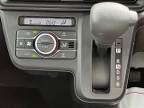 インパネにシフトレバーがございます^^空間を広く使うことができ、ハンドルにも近いため操作性にも優れています☆