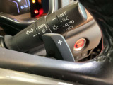本革ステアリングにはパドルシフトが装備されています。ハンドルから手を離さず、左右の+と-のパットを使って安全にマニュアル操作ができます。