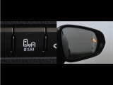 隣車線を走る車両をレーダーで検知し、ドアミラーでは確認しにくい後側方エリアに存在する車両に加え、急接近してくる車両も検知します。車両を検知するとドアミラーに搭載されたLEDインジケーターが点灯します。