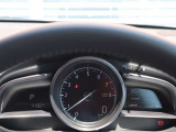 運転視界の遠方上方に虚像を投影することで前を見ながら情報の視認ができます。本当にドライバーが必要な情報を適切に伝え、楽しんで頂くことを考えた新世代装備です。※虚像は1.5m前方に浮かぶイメージです。