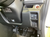 左側に高速で便利なETCがあり、横滑りを防ぐVSAなどのスイッチは、運転席の右側、手の届きやすい位置にあります。