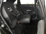後席の座面をはね上げれば、高さのある荷物も積み込めます。