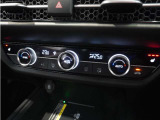 【オートエアコン】温度を設定すれば自動で快適な車内温度を保ちます。エアコン内部の高性能脱臭フィルターで車内のアレルゲンや花粉を除去。