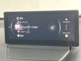 お手元のスマートフォンと接続して頂く事で使用可能な「Apple CarPlay/Android Auto」電話の応答は勿論、メッセージの受信やLINE、音楽接続からナビアプリの使用まで幅広く活躍致します。