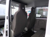 当店では専任のメカニックが大切なお客様のお車を一台一台丁寧に整備いたします。自社認証工場にてリフトアップし下回りまでキッチリ検査いたします。