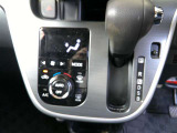 オートエアコン付きで、温度調整も楽々できます。