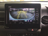 【バックカメラ】運転が苦手な方も車庫入れラクラクです!ギアをリバースに入れれば自動的に切り換わりますので、面倒な操作は不要です♪狭い駐車場もお車を傷つけず安心ですね!