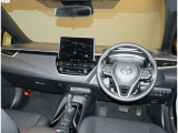 デザインもよく、居心地のよい運転席ですね。分かりやすいスイッチ類ですから操作もしやすく運転をサポートします。ぜひご来店いただき、実際にお座りいただいてステアリングを握ってみてください!